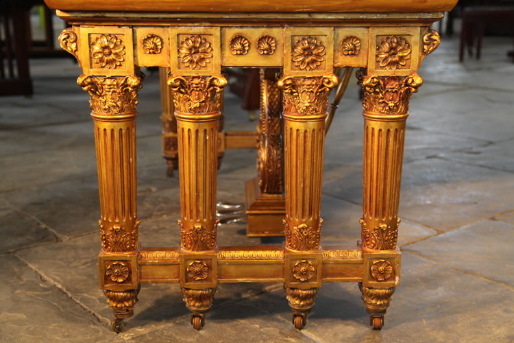 Gate legs with Corinthian pillars